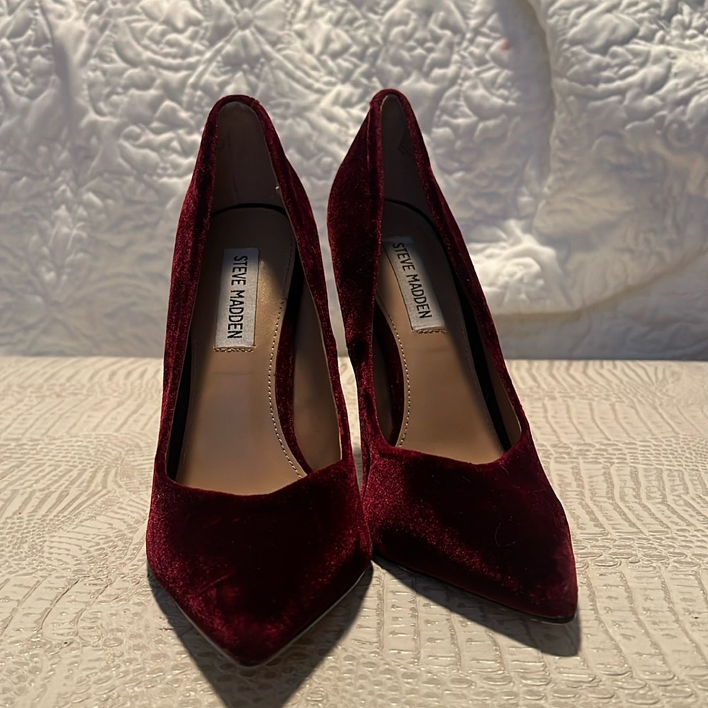 Steve Madden velvet pumps